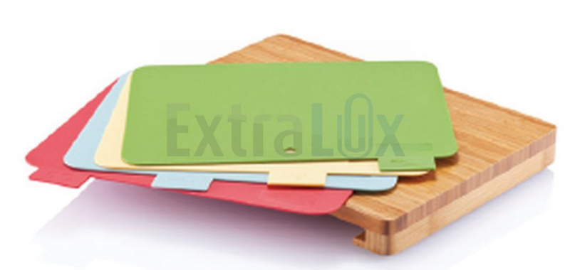 SET DESK ZA REZANJE VKLJUČUJE 1 DESKO IZ BAMBUSA IN 4 IZ PP MATERIALA